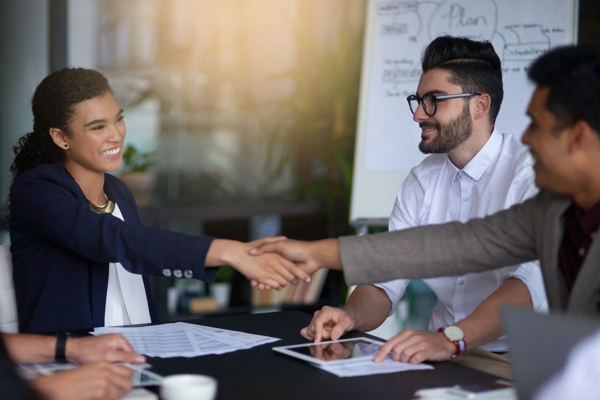 Woman shaking hand with dropshipping suppliers in the office