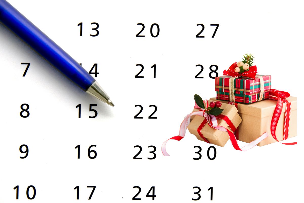 Calendar and gift boxes for planning holiday e commerce sales
