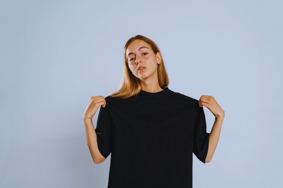 A woman showing black Boxy t-shirt