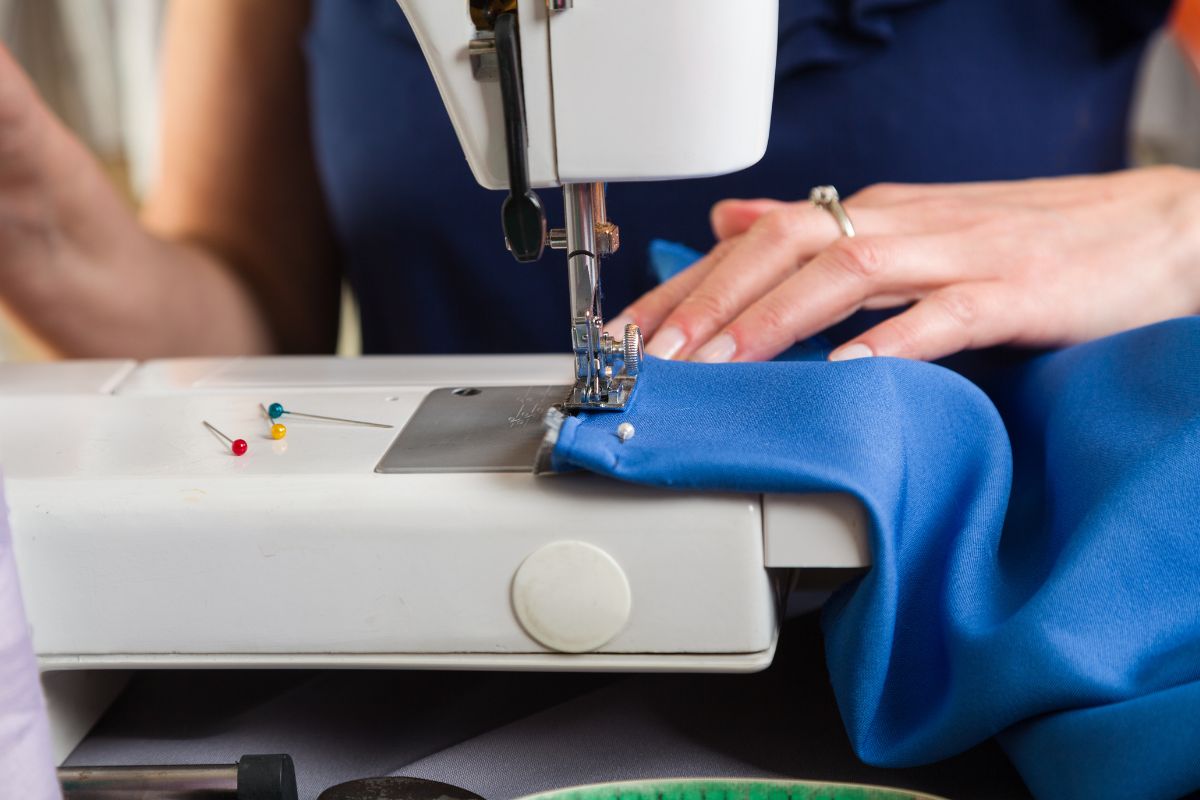 Professional Repairing a zipper with the help of sewing machine and pins