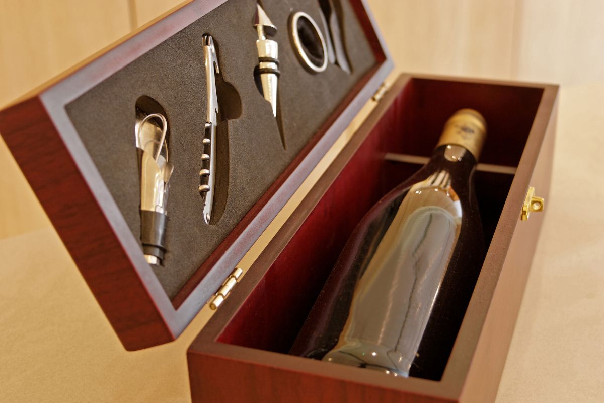 A classic wine gift box with wine bottle accessories.