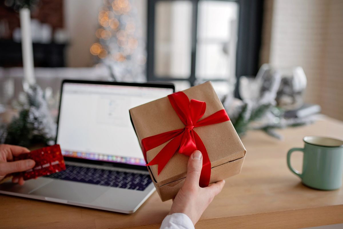 A person buying corporate gift online