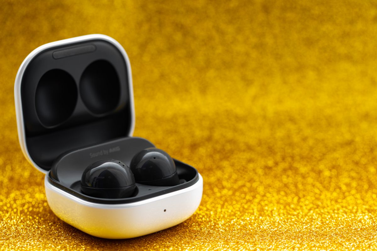 A wireless earbud gadget for the employee