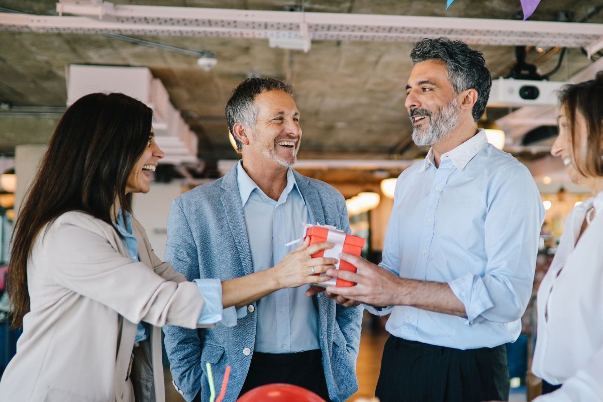 An employee getting a gift in office