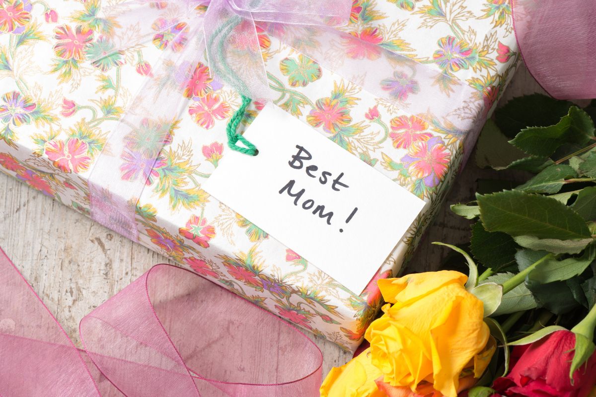 Best mom gift box with flowers