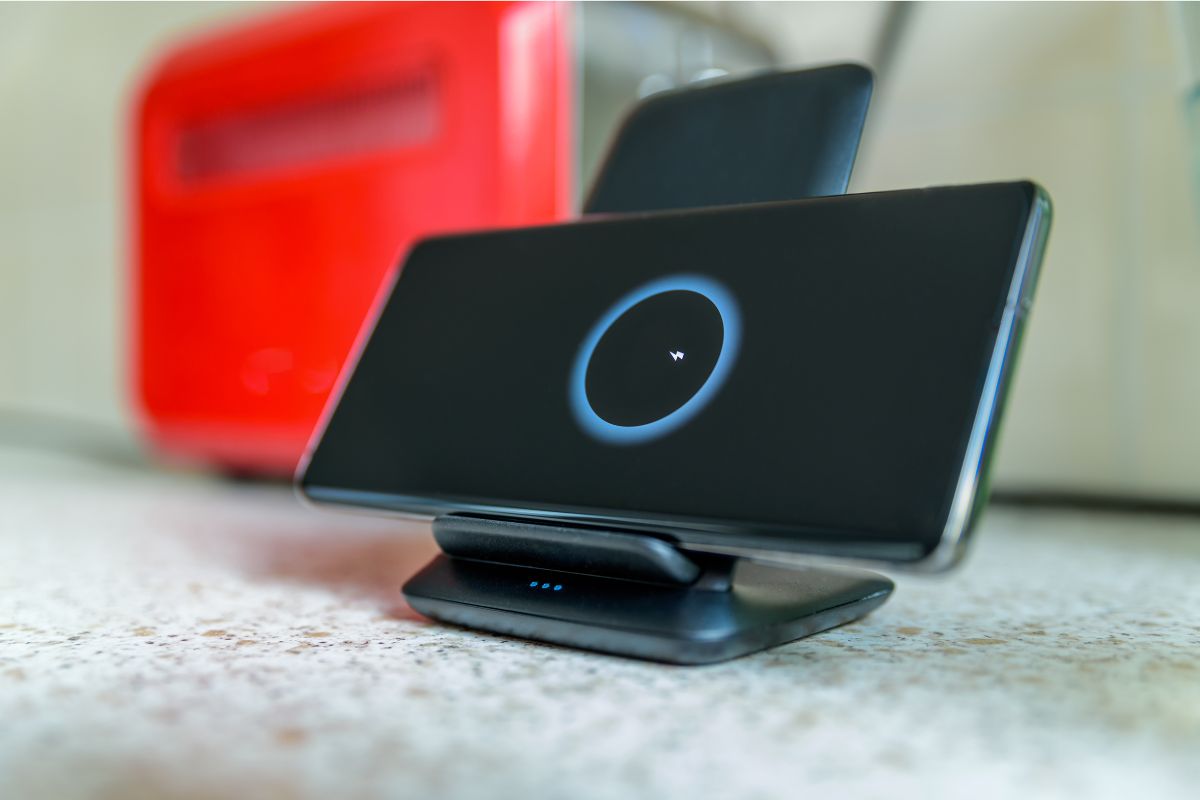 Charging a mobile with the help of wireless charging stand