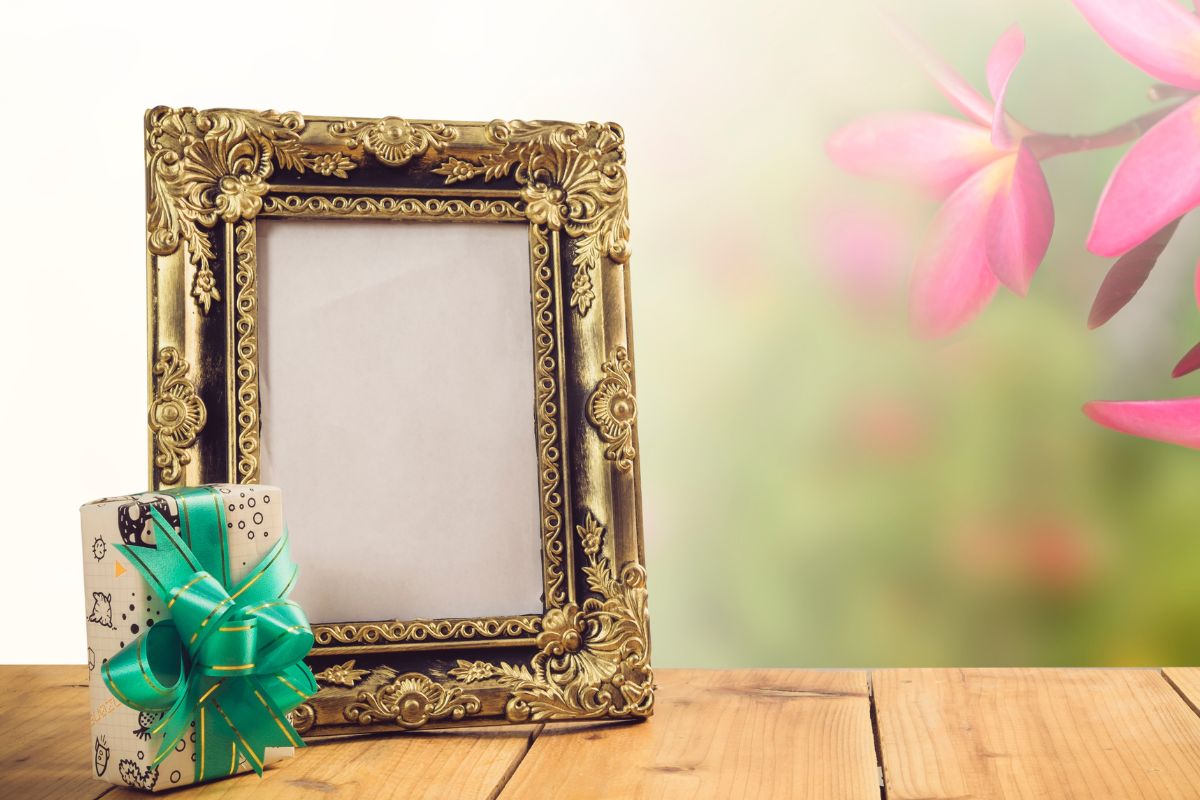 Well packed photo frame gifts