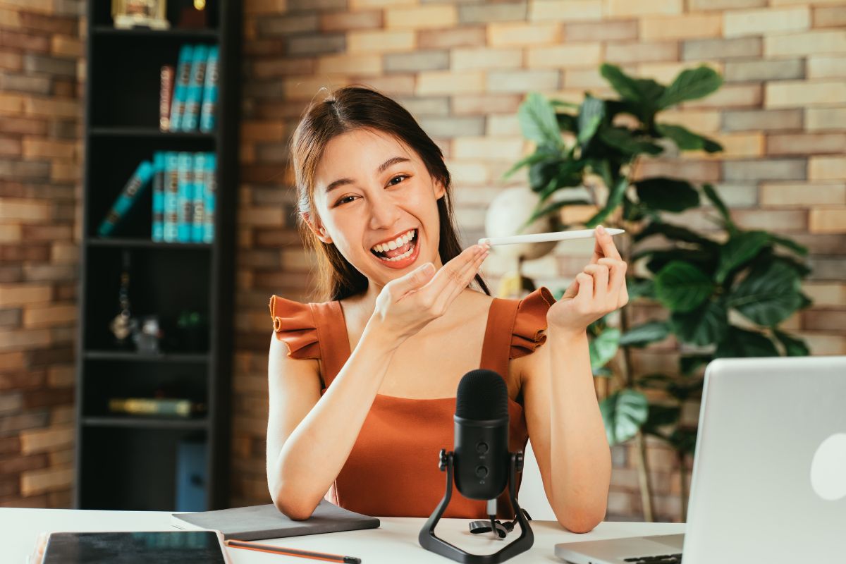 A lady promoting her custom pen online for more reach.