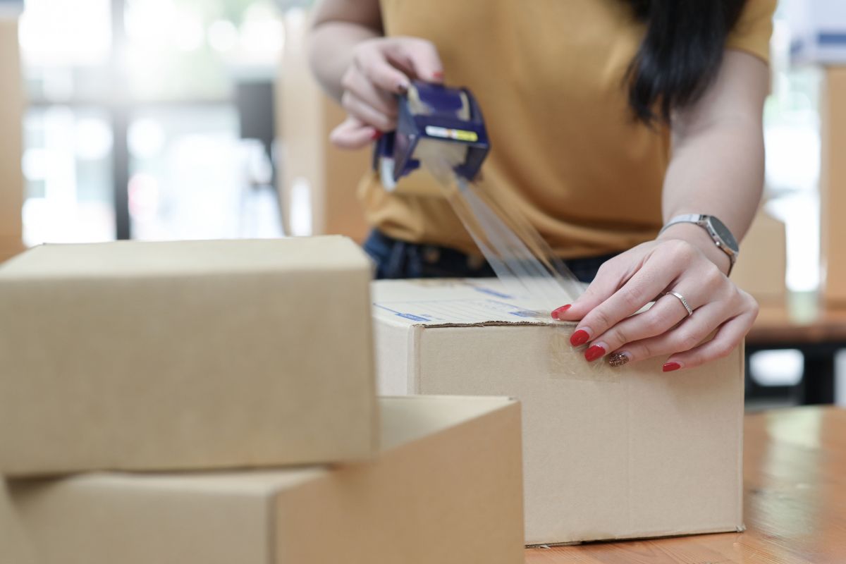 A lady shipping t shirt online