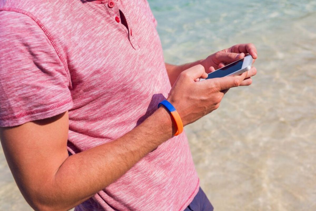 A person wearing rubber wristband while doing exercise.