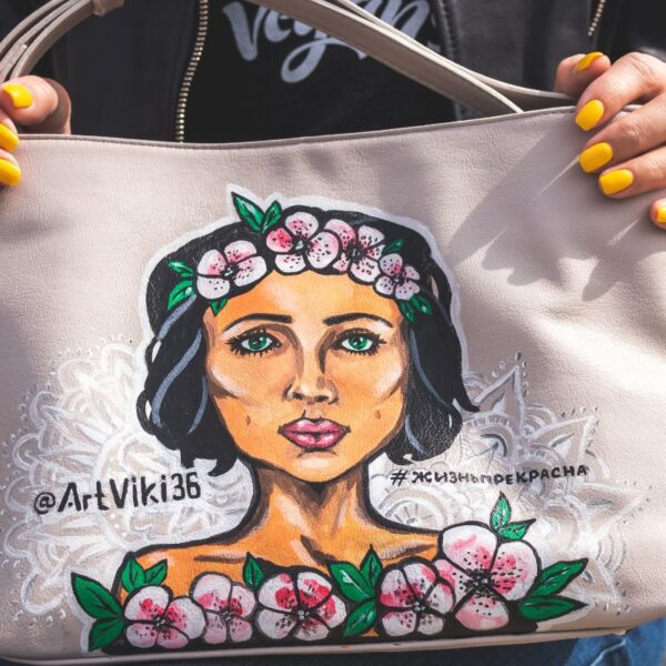 A lady holding her custom printed bag